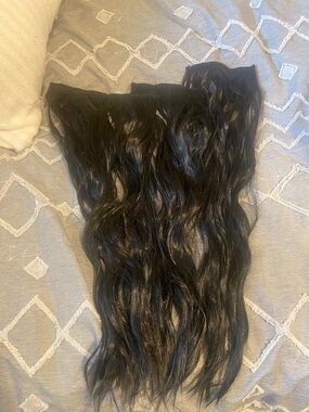 Wavy Clip-In Hair Extensions in Black - Natural Volume & Shine